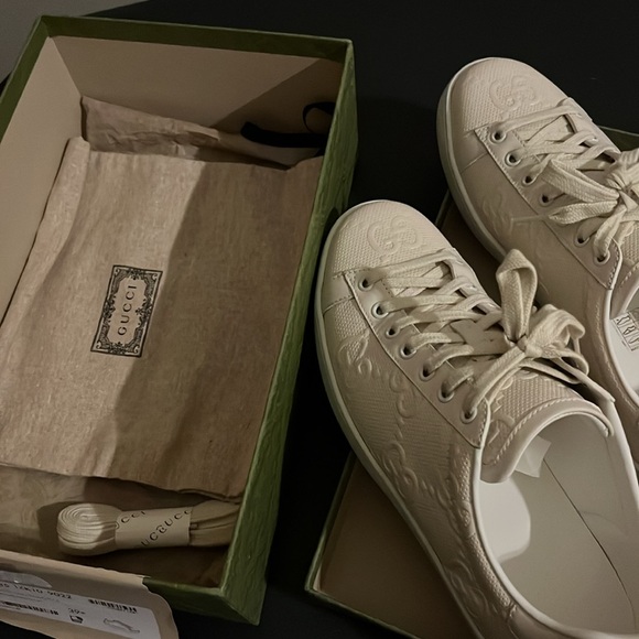 Gucci Sneakers. Like new. Only worn 3 times. Extra laces and dust bag included. - Picture 5 of 6